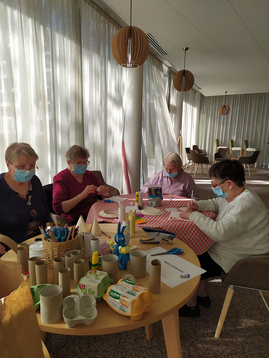 Activité préparation de pâques en résidence services seniors