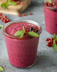 Smoothie aux fruits rouges et basilic